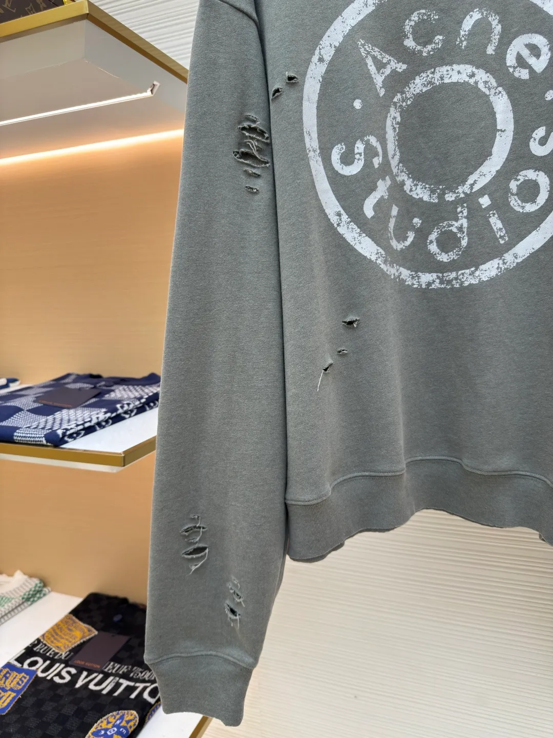 Acne Studios ripped distressed logo sweatshirt ●Authentic product: Purchased and developed in 1904 ●Item number: 1680378-A75 ●Fabric: Double-ply cotton plain fabric ●Technology: Distressed printing ●Version: Loose fit ●Weight: about 550 grams ●Size: S-M-L-XL ●Description: Customized dream-painted double-ply cotton plain fabric, excellent texture, comfortable and skin-friendly, with deep black as the main color Like the mottled rust on ancient copperware, the unruly soul of AcneStudios is engraved on the chest. The ingenious integration of hole elements and wanton swaying on the black canvas is a deliberate rebellion, a break away from the shackles of tradition, and unique in the wave of trends. Glue printing is used. The chest printing is modified three times with the film screen. The glue liquid paint is used to print the pattern on the fabric. The fabric is baked to fix the printed pattern. Many parts of the body of the garment are worn and worn by pure artificial regularity, and hand brush marks are added to the surface of the garment to add texture and depth to imitate the texture of natural wear and tear. The fabrics have been washed to give them a better feel and texture. They are not easy to deform, shrink or fade, and maintain their long-lasting beauty. The overall color is consistent with no color difference. It can be matched with the same style to create a fashionable look, and can be used in various occasions. Customized accessories, complete with three standards, the same style for men and women!